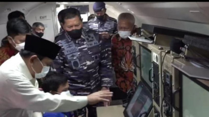 Menhan Prabowo Serahkan Dua Helikopter Antikapal Selam dan Satu Pesawat CN235 ke TNI AL