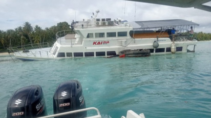 Penampakan KM Kaimana Dua Kandas di Pulau Siruamata Mentawai, Bawa 12 Turis dan 6 Awak