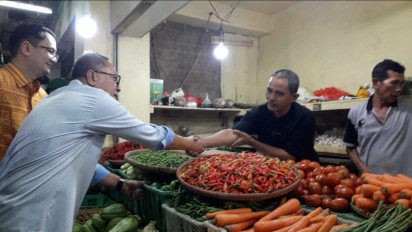 Hari Pertama Ngantor: Mendag Zulkifli Hasan Blusukan ke Pasar