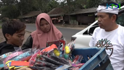 Sejoli Jual Mainan Anak, Sehari Berdua Makan Cuma Rp 20 Ribu, Penghasilan Kalau Laris Rp 30 Ribu, Dedi Mulyadi Beri Bantuan Duit