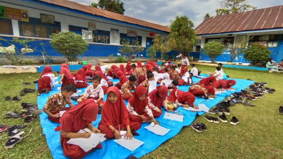 Sekolah Retak akibat Gempa Siswa Terpaksa Ujian Kenaikan Kelas di Lapangan Upacara