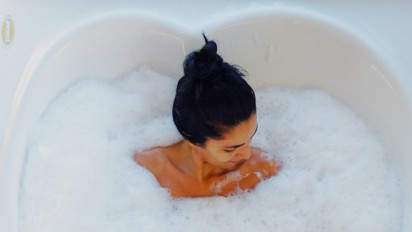 Mandi Malam Bikin Paru-Paru Basah, Benarkah?