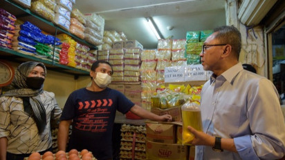 Hari Pertama Jadi Mendag, Zulkifli Hasan Berangkatkan Umroh Pedagang Pasar