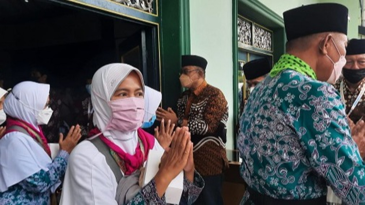 156 Jemaah Haji dari Yogyakarta Berangkat, Termuda 20 Tahun dan Tertua 64 Tahun
            - galeri foto