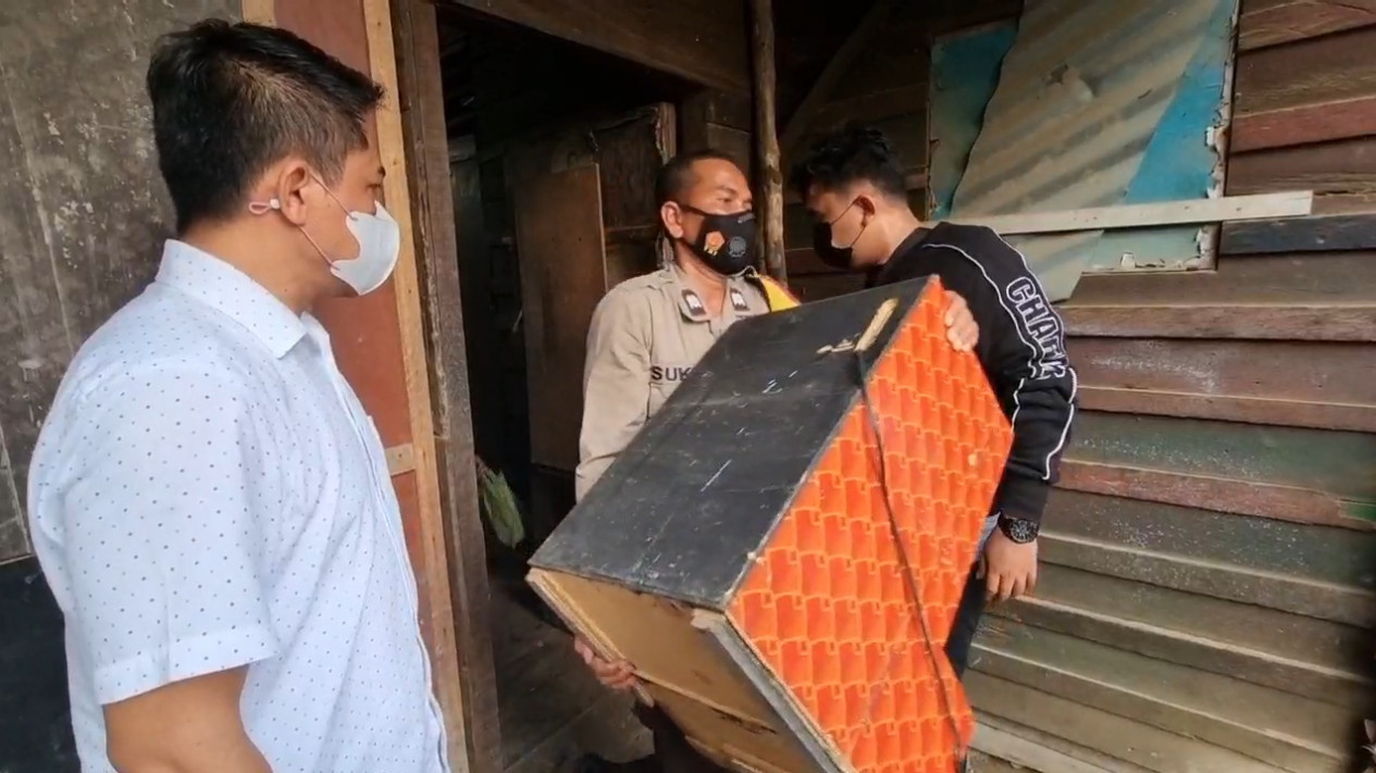 Tim Gabungan Polres Pelabuhan Belawan Gerebek Kampung Judi di Kawasan Bantaran Sungai Deli Amankan Senpi Rakitan
            - galeri foto
