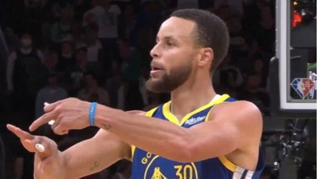 Hasil Final NBA 2022: Golden State Warriors Bantai Celtics, Stephen Curry Raih MVP Pertama.
            - galeri foto