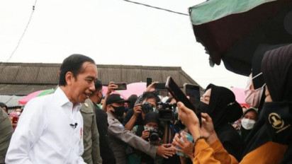 Presiden Jokowi Serahkan Sejumlah Bantuan Sosial Kepada Warga Serang