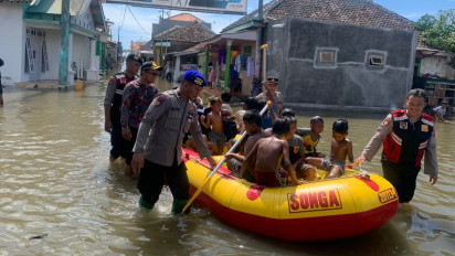 Banjir Rob Kembali Terjang Pemukiman Warga, Petugas Evakuasi dengan Perahu Karet