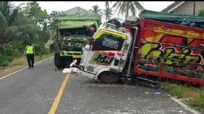 Diduga Mengantuk, Dua Truk Kecelakaan di Jalinbar Tanggamus Lampung