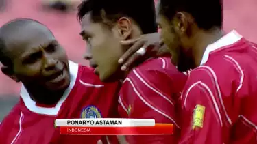 Ponaryo Astaman bersama Alex Pulalo dan Elie Aiboy di Piala Asia 2004.