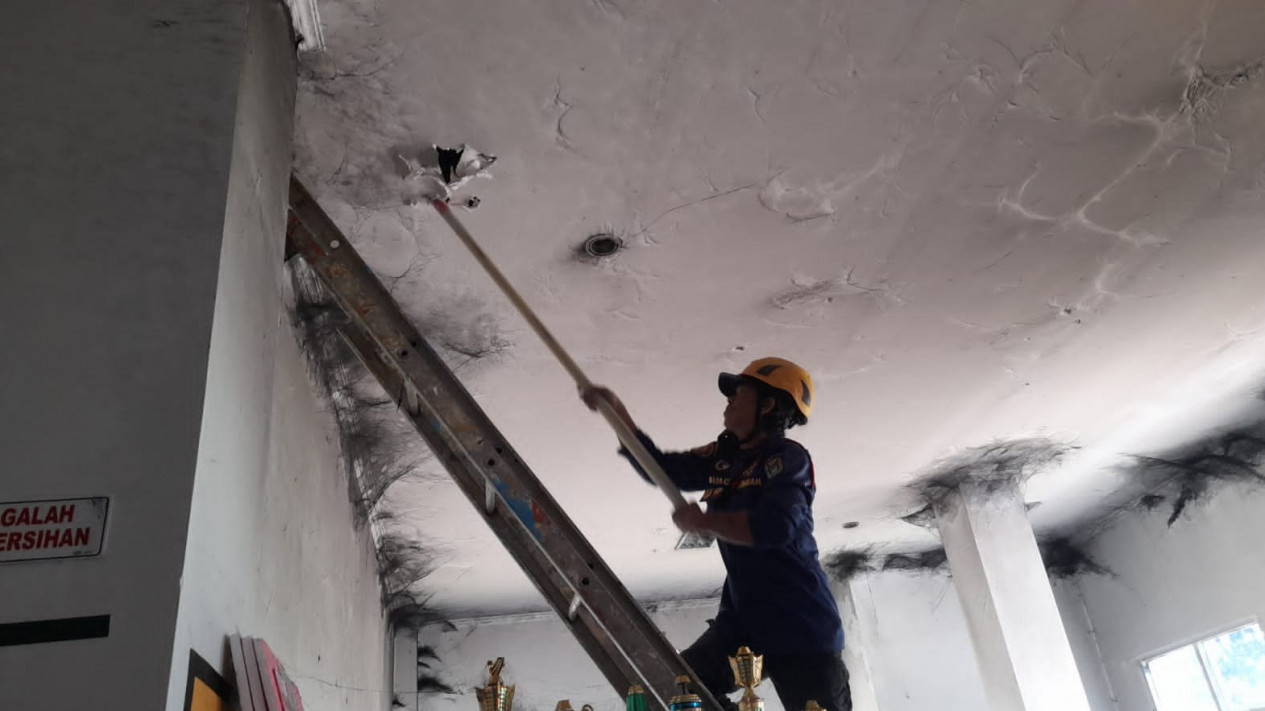 Diduga Akibat Korsleting Listrik Ruangan di Kantor Dinas PPA Mamuju Terbakar
            - galeri foto