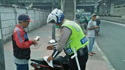 Viral! Petugas Kepolisian Tegur Pengendara Motor yang Gunakan Sandal Jepit di Depok