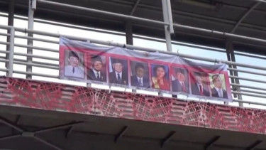 Satpol PP Turunkan Spanduk Foto Gubernur DKI Anies Baswedan Bersama Deretan Presiden RI di JPO Pemuda Jakarta Timur
