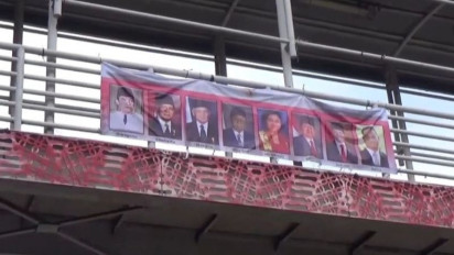 Satpol PP Turunkan Spanduk Foto Gubernur DKI Anies Baswedan Bersama Deretan Presiden RI di JPO Pemuda Jakarta Timur