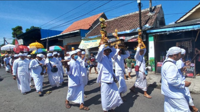 Pertama Kali Pasca-Pandemi, Umat Hindu Banyuwangi Rayakan Hari Raya Kuningan dengan Mengarak Tirta