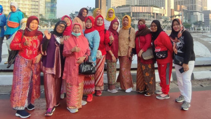 Tampil Beda, Ibu-ibu Pakai Kebaya Ramaikan Car Free Day di Bundaran HI