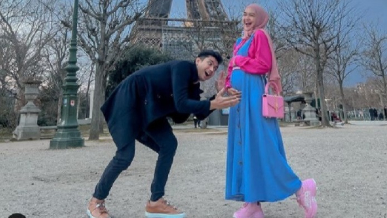 Kebahagiaannya Mulai Terusik, Ria Ricis Beri Peringatkan untuk Perempuan yang Menggoda Suaminya: Udahlah Jangan Ganggu
            - galeri foto