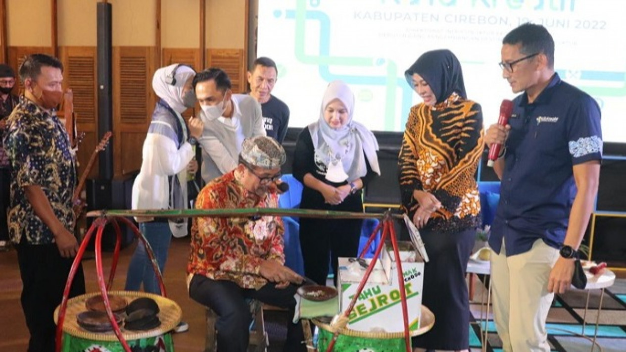 Kunjungi Cirebon, Sandiaga Uno Coba Buat Tahu Gejrot
            - galeri foto