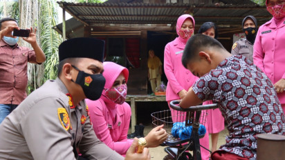 Bakti Sosial Dalam Rangka HUT Bhayangkara, Polres Langkat Beri Tali Asih pada Anak Difabel