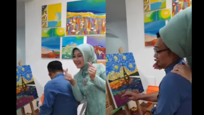 Begini Potret Kemesraan Atalia Praratya Temani Ridwan Kamil Melukis Lalu Cium Pipi Suaminya, Atalia: Keren Kan Suamiku