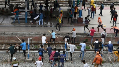 Pihak Berwenang India Batalkan Lebih dari Lima Ratus Perjalanan Kereta Antisipasi Protes Perekrutan Militer Meluas