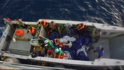 Ini Detik-Detik KRI Surabaya-591 Evakuasi Kapal Siaga Desa Bawa Ibu Melahirkan yang Terombang-ambing di Perairan Madura