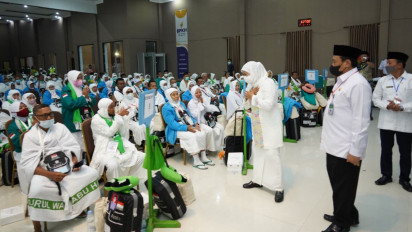 Lepas 450 Jemaah Calon Haji Kloter 24, Khofifah Pesan Calhaj Jaga Kesehatan
