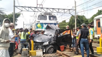 Nahas! Minibus Terseret Kereta Api Sejauh 2 KM, Satu Orang Tewas