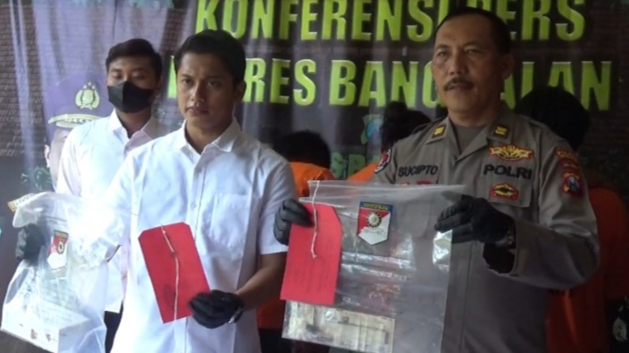 Rampas Motor dan Tas Seorang Guru Perempuan, Dua Begal Diringkus Pollisi
            - galeri foto