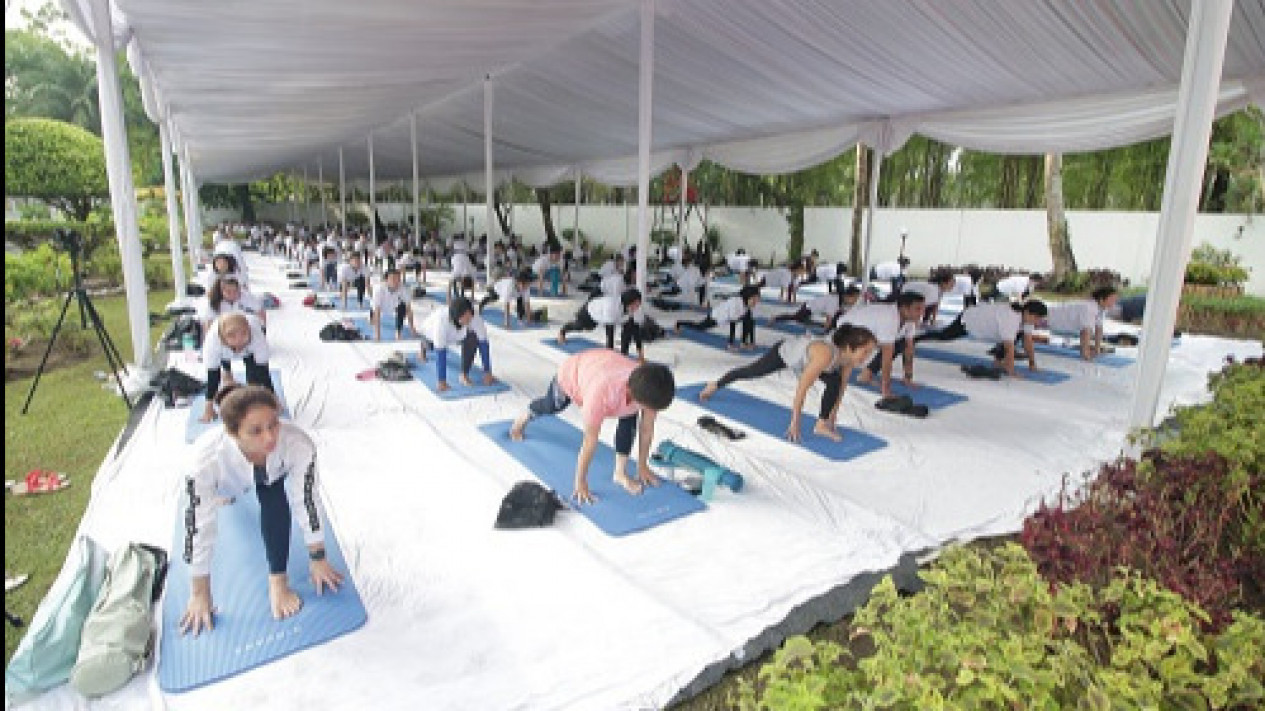 International Yoga Day di Medan Kampanyekan Hidup Sehat Fisik dan Mental
            - galeri foto