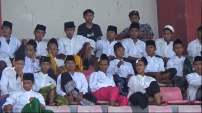 Unik, Penonton dan Suporter Liga Santri 2022 Kenakan Sarung dan Kopyah
