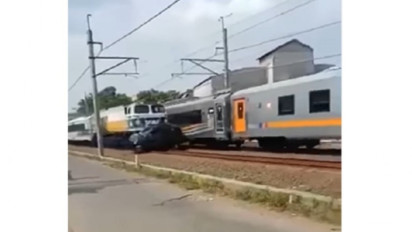 Bikin Merinding! Ini Detik-Detik Saat Minibus Terseret Kereta Api Hampir 2 Kilometer di Perlintasan Bekasi,  Pengemudi Tewas di Tempat