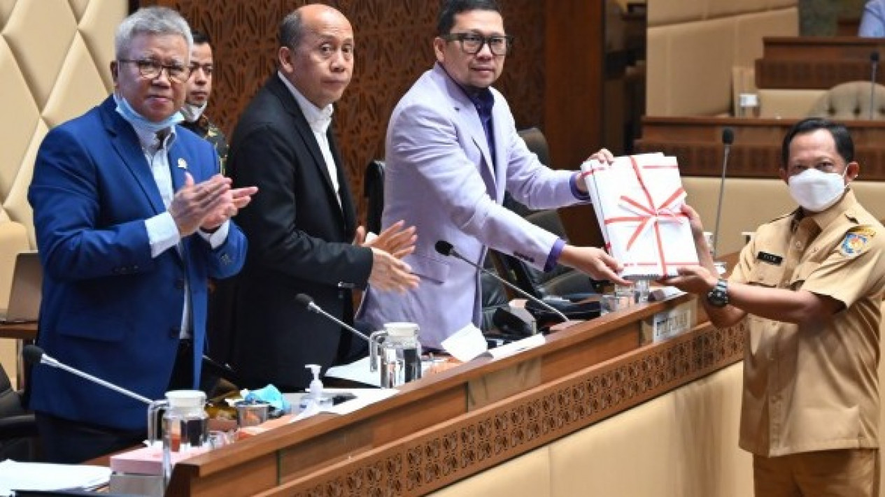 Komisi II DPR RI Sepakat Lanjutkan RUU Lima Provinsi Sejak RIS, Fraksi Demokrat dan PKS Soroti Kesejahteraan Rakyat
            - galeri foto