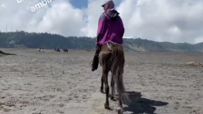 Viral! Pengunjung Ini Dipalak Rp50 Ribu Hanya Karena Rekam Penunggang Kuda di Gunung Bromo, Netizen: Fix Ga Jadi ke Bromo