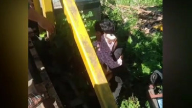 Terlepas Dari Gendongan Ibunya Saat Berkendara, Seorang Bayi Terjatuh ke Kolong Jembatan