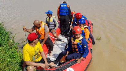 Tim SAR Gabungan Bersama Warga Susur Sungai Jeneberang Cari Nelayan Tenggelam