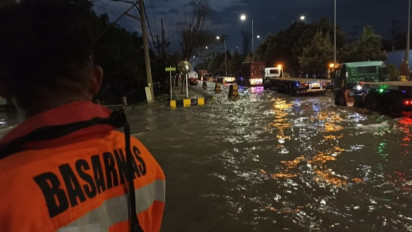 Pelabuhan Tanjung Emas Semarang Kembali Diterjang Banjir Rob Selutut, Aktifitas Pekerja dan Bisnis Terganggu