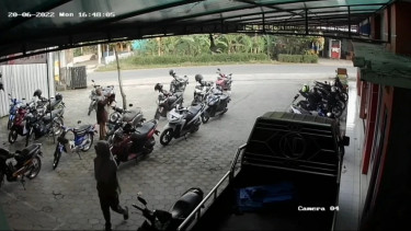 Sambil Bawa Anak, Emak-Emak di Kulon Progo Nekat Curi Helm dan Sandal