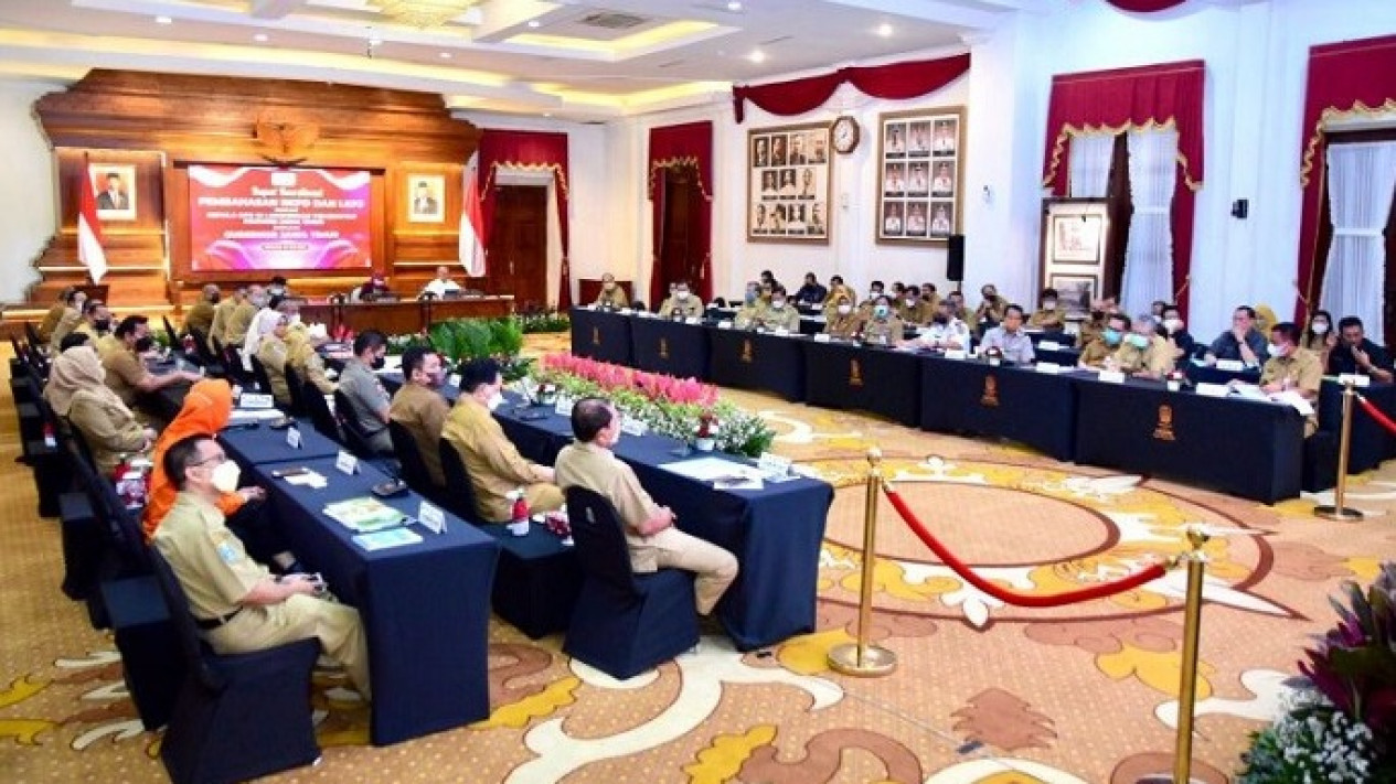 Gubernur Jawa Timur Khofifah Indar Parawansa Pimpin Doa Bersama untuk Presiden Jokowi
            - galeri foto