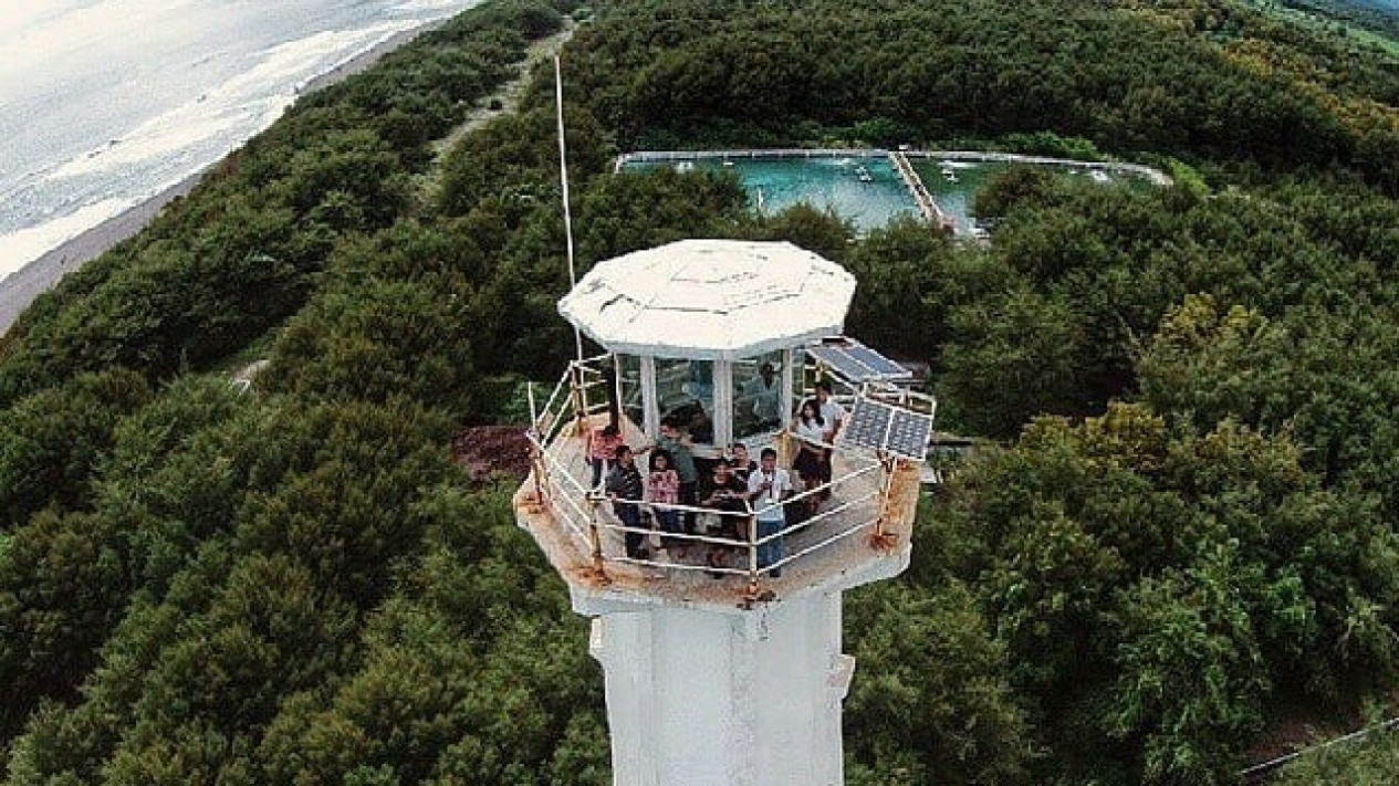 Menikmati Keindahan Laut Selatan Yogyakarta dari Atas Mercusuar Pantai Pandansari
            - galeri foto