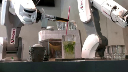 Keren! Sebuah Bar di Muenchen Jerman Gunakan Teknologi Robot Sebagai Bartender Atasi Kekurangan Pekerja Pasca Pandemi