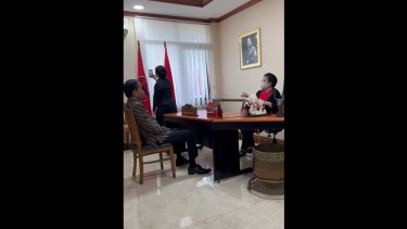Jokowi Duduk Menghadap Megawati, Puan Membelakangi Nge-Vlog, Ade Armando: Enggak Pantas Lah