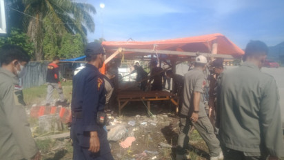 Tak Indahkan Teguran, Satpol PP Bongkar Paksa Lapak Pedagang Durian