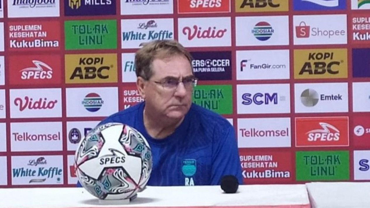 Pelatih Persib Sambut Optimis Laga Perempat Final, Robert Berharap Pertandingan Bisa Dihadiri Bobotoh
            - galeri foto