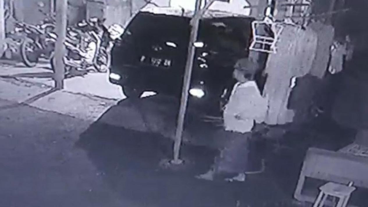 Terekam CCTV, Seorang Pria Bersarung dan Berpeci Curi Pakaian Dalam Wanita yang Digantung di Jemuran, Pemilik Lapor Polisi
            - galeri foto