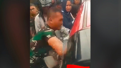 Seorang Anak Terjebak di Dalam Mobil, Anggota TNI Sigap, Pecahkan Kaca Sekali Pukul