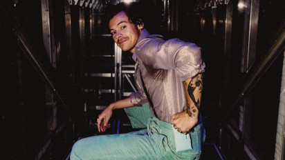 Harry Styles Menghentikan Penampilan dan Meminta Penonton untuk Diam di Tengah Konsernya untuk Lakukan Hal Ini