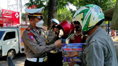 Bukannya Ditilang, Tukang Ojek di Blora Malah Dapat Helm Baru Saat Razia