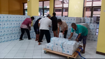 Ribuan Kemasan Air Zamzam Tiba di Embarkasi Surabaya. Setiap Jemaah Haji Dapat 1 Galon Berisi 5 Liter