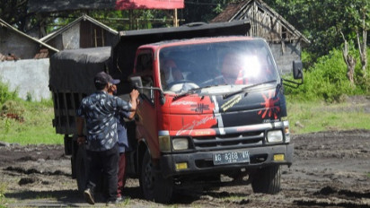 Truk Pasir di Lumajang Dilarang Melintasi Jalan Desa Bago-Condro Selama Porprov